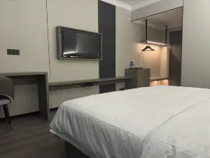 Chayou Zhongqi Grassland Holiday Hotel