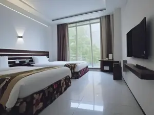 Linjiang Guanglong Business Hotel