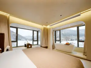 Xi'an Riverside Scenic Resort Hotel(Snow village)