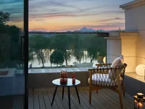 S · Terrace Hotel