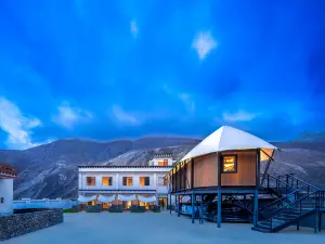 Pingcuo Kangsan Mountain Lizhongliang Sunshine Golden Mountain Scenic Homestay