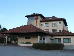 Raya Hotel