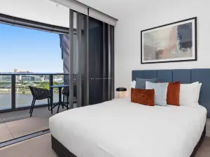 อวานี ลิฟวิ่ง ควีนส์วาร์ฟ เรสซิเดนซ์