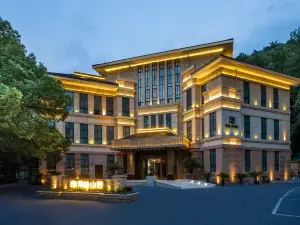 Longlin Shanju Holiday Hotel