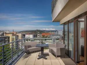 Escala Hotel & Suites