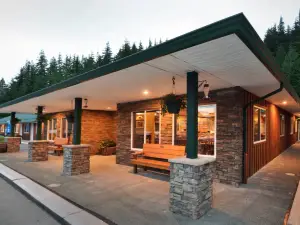 Knight Inlet Lodge