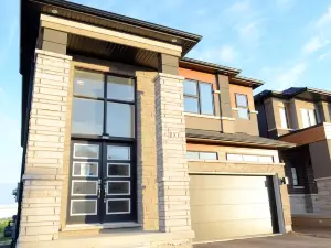 Spacious 5 Bed, 4 Bath & Gourmet Kitchen