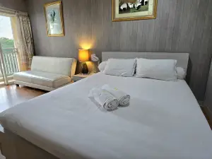 Lake View 3BRs @Lippo Cikarang (Min Stay 3 Nights)