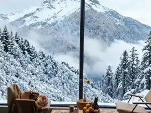 Vala Toms Cliff - stream - tracing Hotel (Siguniang Mountain Scenic Area Store)