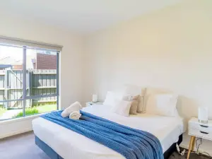 Modern Home in Central Oakleigh East