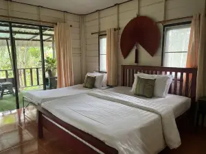 เขาสกแกลอรี่แอนด์แคมป์