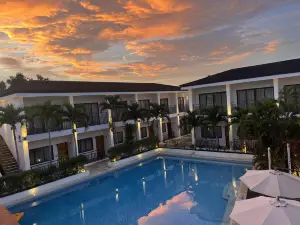 Holabay Resort