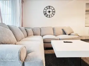 Comfy 2 Bedroom House with Great Parking