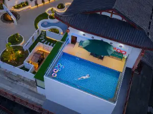 Zhangjiajie Yunqi·V Resort Hotel (Near National Forest Park East Gate Ticketing Hall)