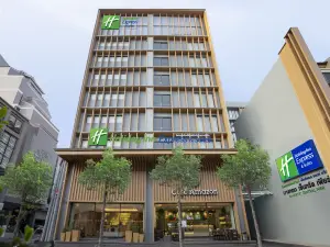 曼谷中央碼頭智選假日套房飯店