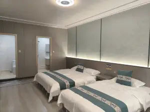 Delingha Nuanxin Homestay (City Center Square Stadium)