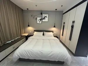 Juqi Light Luxury Homestay (Wanhao Century Plaza)