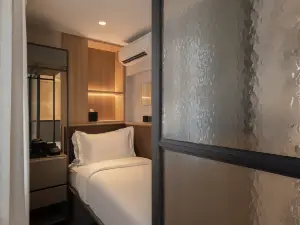 Claude Hotel - Newly renovated
