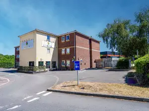 OYO Go2 Gloucester Hotel
