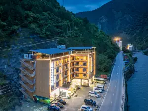 Yajiang Little Bear Design Hotel (318 National Highway Store)