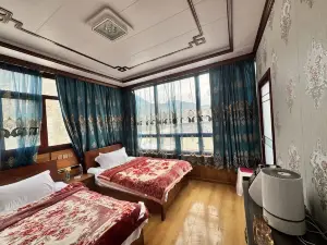 Dejin Zhuoga Guest House