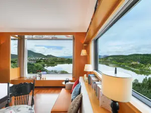 松贊林裡雪山湖泊景觀飯店（香格里拉松贊林寺景區內店）