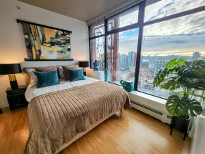 Vancouver Downtown Top-Floor Urban Oasis