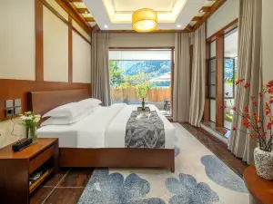 Luchuan Puyin Hot Spring Wellness Hotel