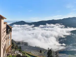 A place to watch the sunrise over the sea of clouds and terraces