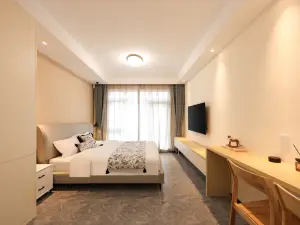 Romantic Xuejun Hotel