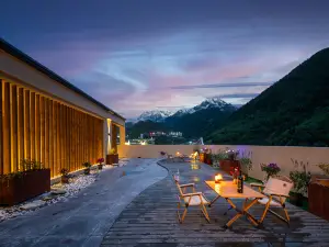 雲逸錦峰飯店（四姑娘山店）