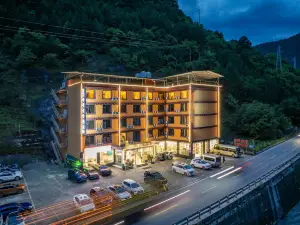 Yajiang Little Bear Design Hotel (318 National Highway Store)