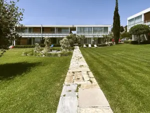 Art by PraXis – Ev Zin Apartments by the Sea