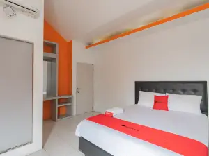 RedDoorz Syariah near BTC Fashion Mall