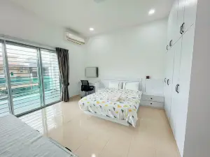 4BDR Double storey homestay Yong Peng, FreeParking