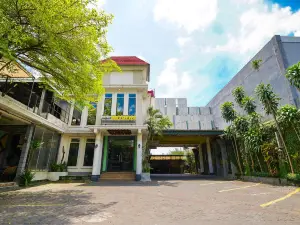 Novon Family Hotel by Tripletee