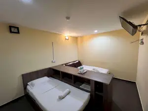 OYO 91040 Hotel Ezi Inn