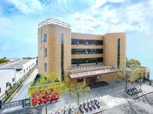 Blue Sea and Blue Sky Garden Hotel