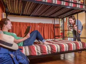 เรดร็อก โฮสเทล