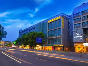 RongYi Hotel (Chengdu Kuanzhai Alley Xiyuhan Road East Subway Station)