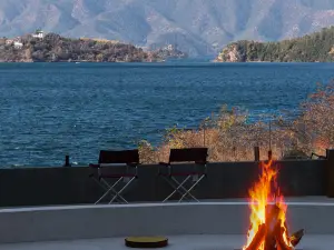 瀘沽湖漫塵リゾートホテル