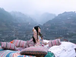 Xijiang Wants to stay in  Light Luxury Hotel (Observation Deck Branch)