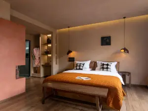 Shangri-La Summerless Eternity Designer Lodge (Dukezong Ancient City Storefront)