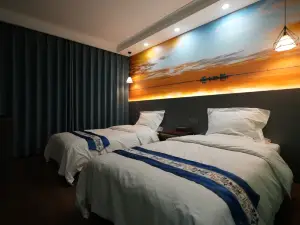 Qinghai Lake Zhaxi Tibetan-style Holiday Inn