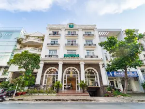 Collection O Emerald Luxury Hotel & Apartment