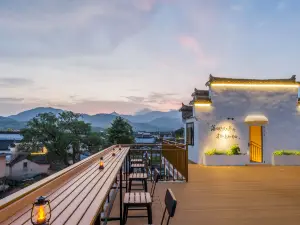 Hongcun Lane Wang·Light Luxury Holiday Homestay (Yuenuma Branch)