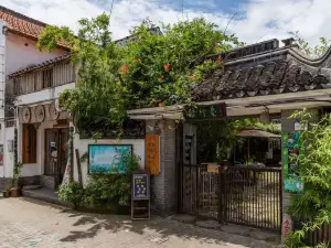 Floral Hotel· Shanghai Green Bamboo Lane Theme Inn (Jinshanzui Fishing Village Branch)