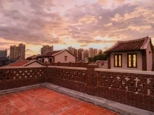 시위에 민난 코트야드 호텔