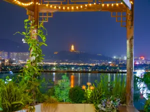 Maitreya Lake Riverside Homestay (Huquan Water Town Tourist Resort Branch)