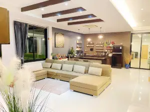 Spacious Private Villa Modern Style Near Beach